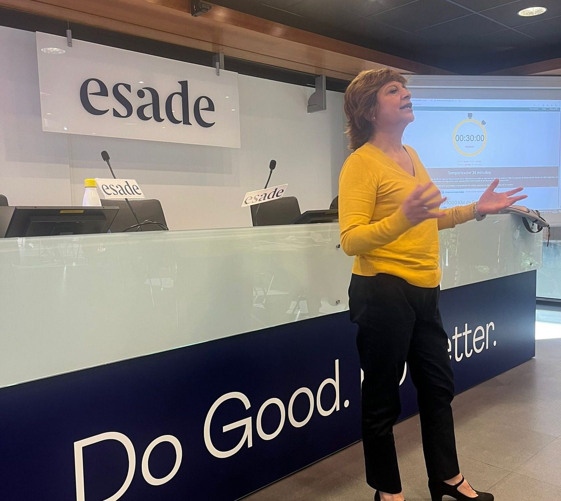 Sara Carlín impartiendo una charla