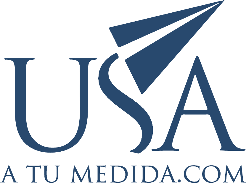 Logotipo con grandes letras azules "USA", un avión de papel sobre la "S" y un texto más pequeño debajo que dice "A TU MEDIDA.COM" sobre un fondo claro, parecido a un kit por defecto para marcas modernas.